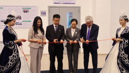 今年会节水集团、中国农业大学、哈萨克国立农业钻研大学三方共建的“中哈旱区高水效农业国际结合尝试室”入选中哈两国元首见签的两国合作清单。。。。。。9月4日，，，，，，，该尝试室揭牌典礼在哈国立农猛进行，，，，，，，中国驻阿拉木图总领事蒋薇、中国农大副校长杜太生、哈国立农大第一副校长Прим??л·Ш·Ибрагимов、今年会节水集团高级副总裁崔静等出席。。。。。。